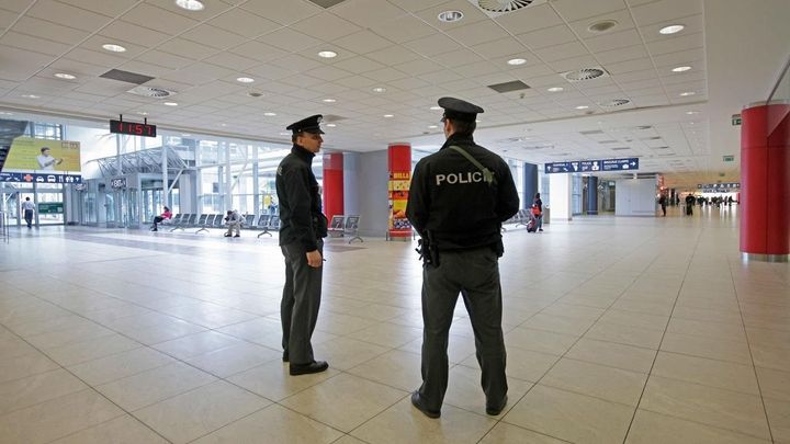 žalobce: během pyrotechnické prohlídky na letišti ukradla policistka turistce kabelku