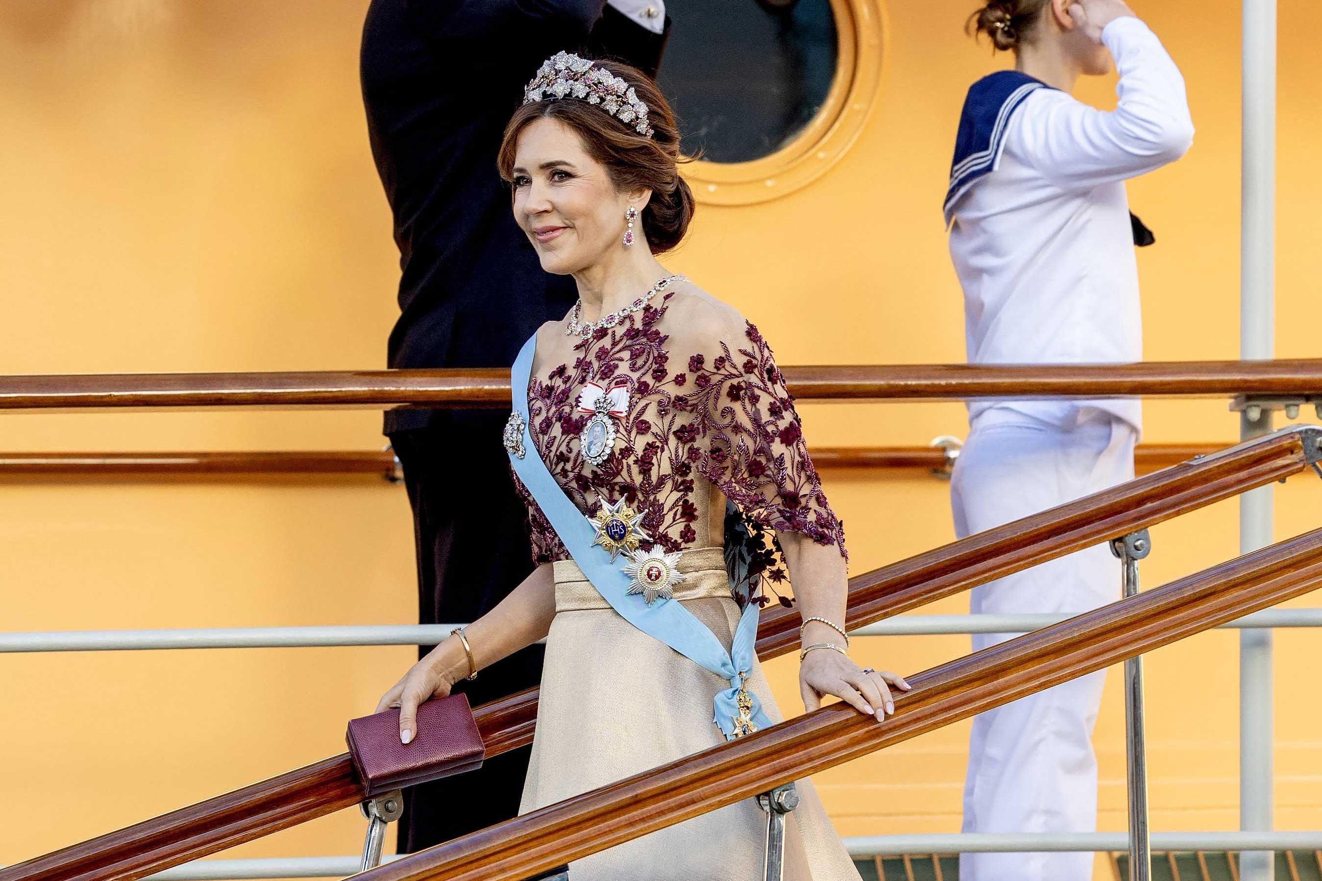 la reine mary éblouissante pour le banquet d’état à stockholm