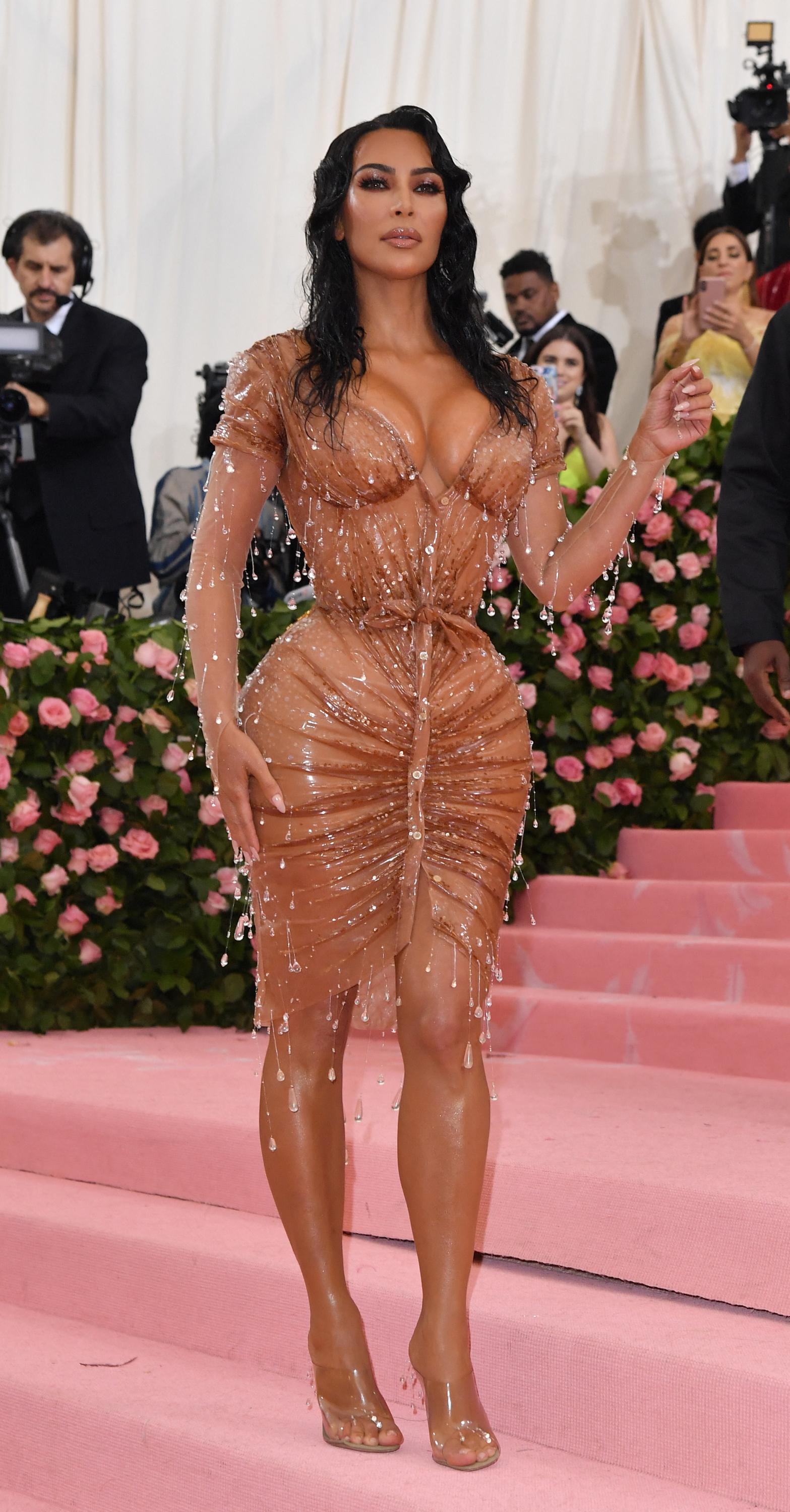 «elle a visiblement du mal à respirer» : kim kardashian et son corset ultraserré interpellent au met gala