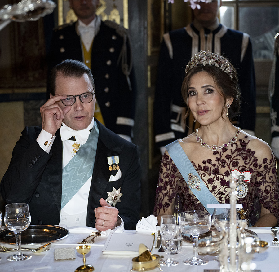 avslöjat: kungens oväntade kupp mot prins daniel på festen