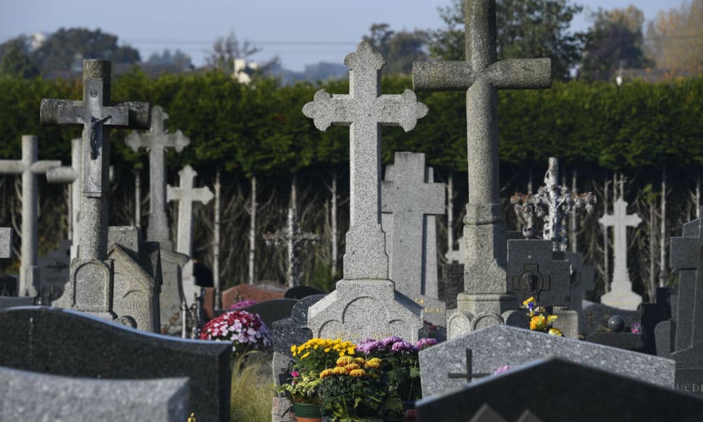 dordogne: plus de 80 tombes dégradées dans un cimetière, une enquête ouverte