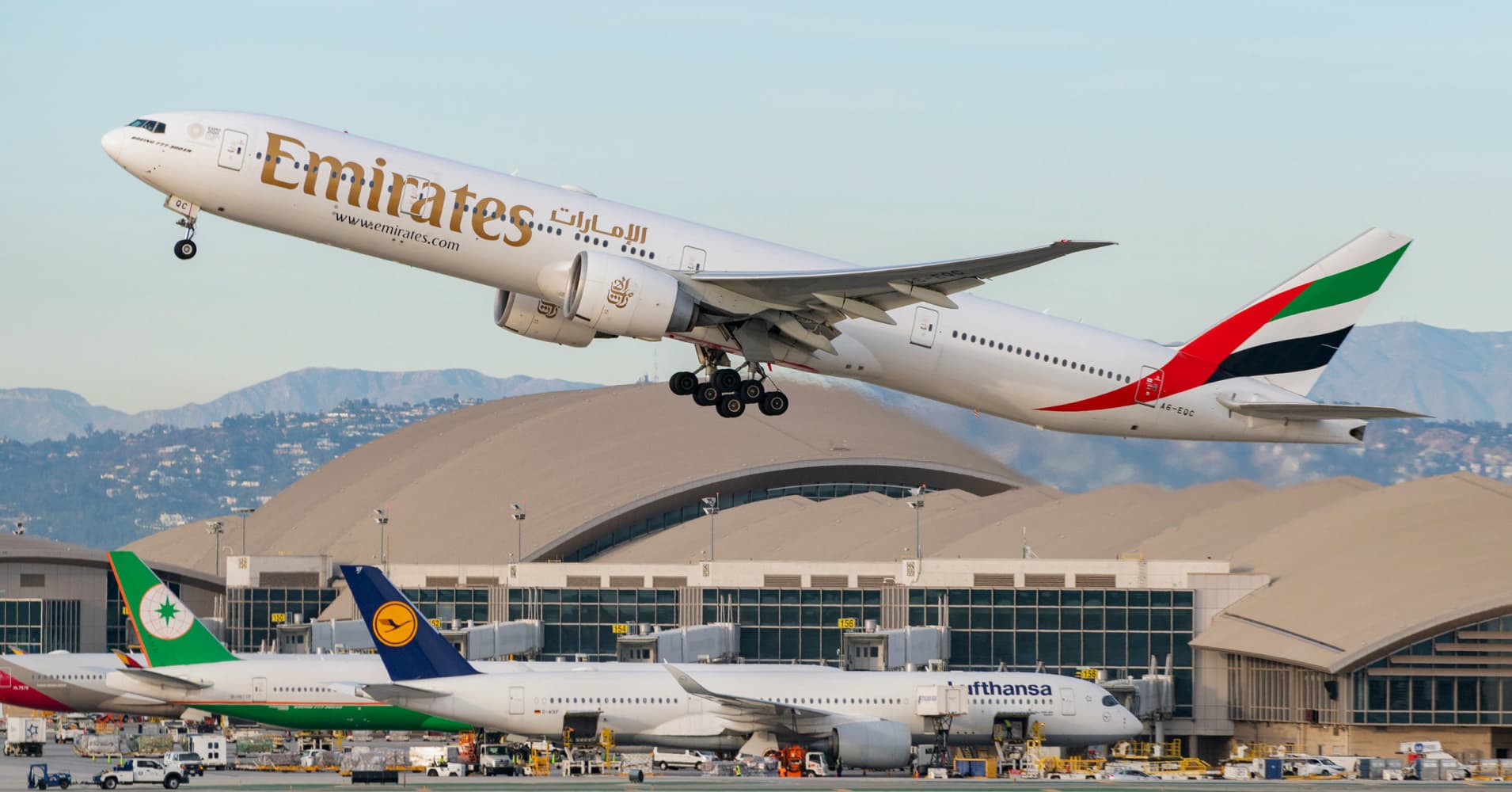 emirates' chairman has a message for boeing: 'get your act together'
