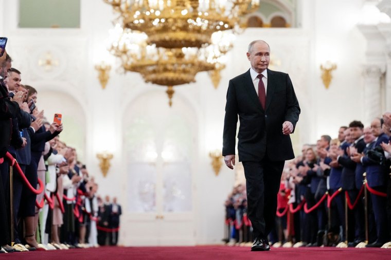 sombre mood at putin inauguration as theatrics fail to silence growing disquiet