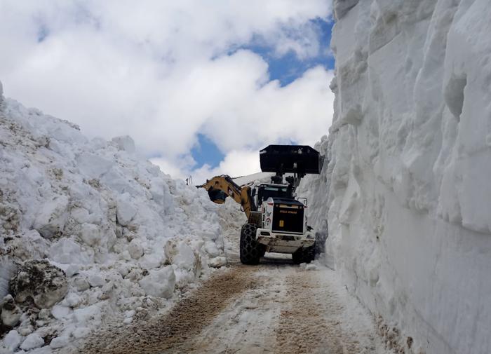 hakkari'de mayıs ayında metrelerce karla mücadele sürüyor