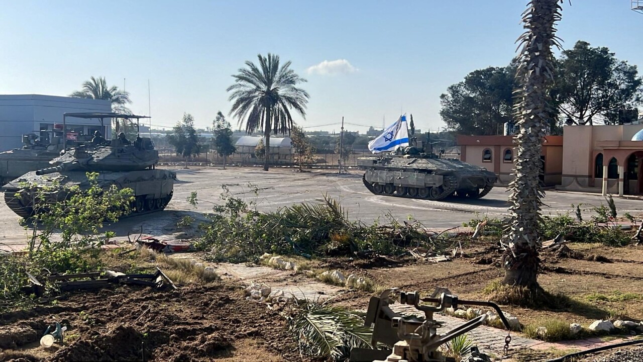 israel despliega ataques en rafah y toma el paso fronterizo entre gaza y egipto