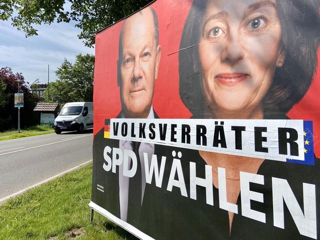 „volksverräter“: unbekannte bekleben europawahl-plakate von spd und grüne