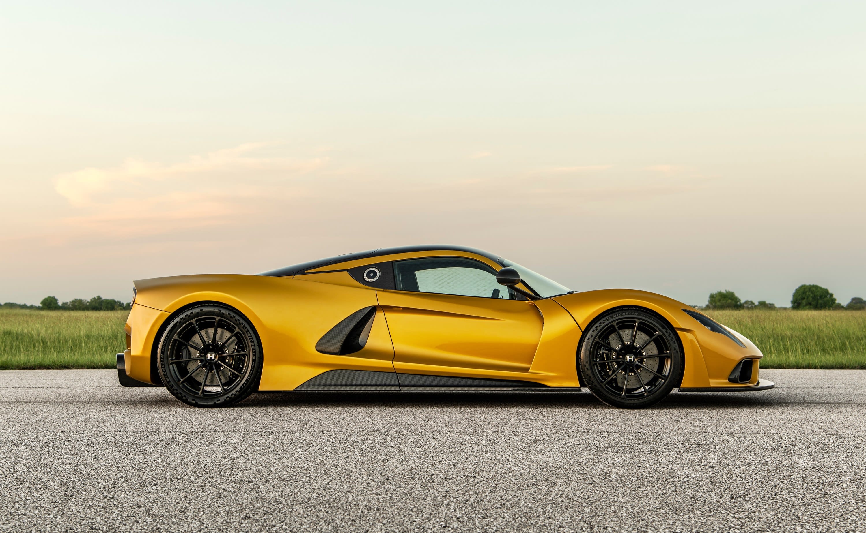 a texas-built hypercar, the 300 mph hennessey venom, is in the running for the world’s fastest production car