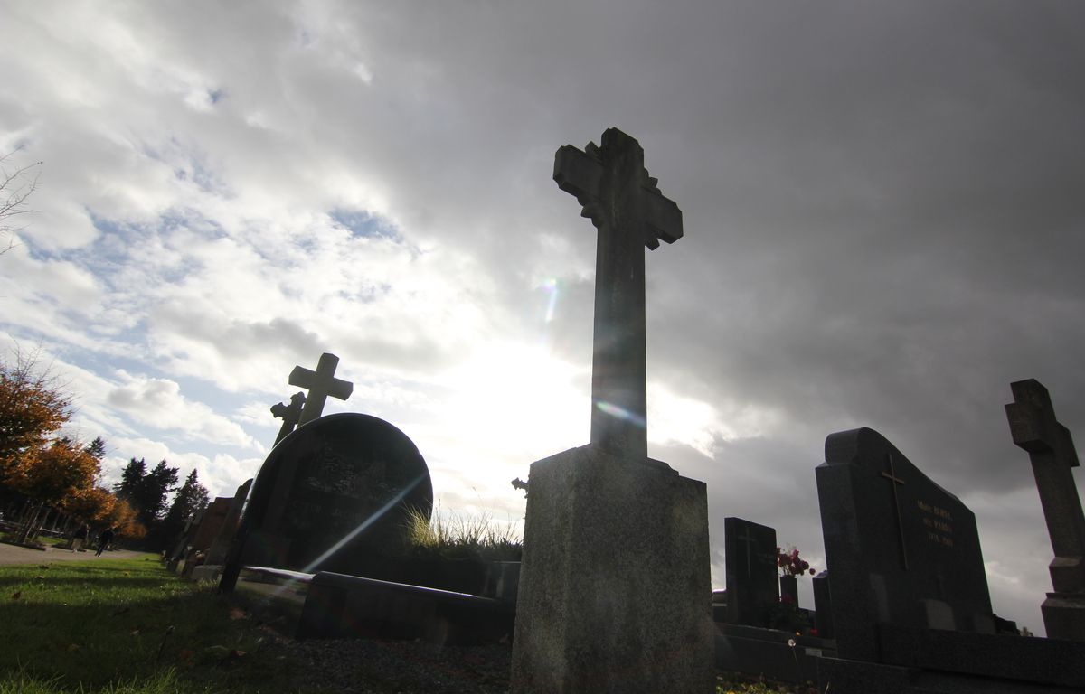 dordogne : des dizaines de tombes à nouveau dégradées par des tags
