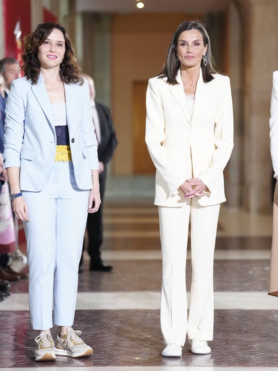la reina letizia estrena un traje blanco de victoria beckham para mango y lo combina con zapatillas deportivas blancas