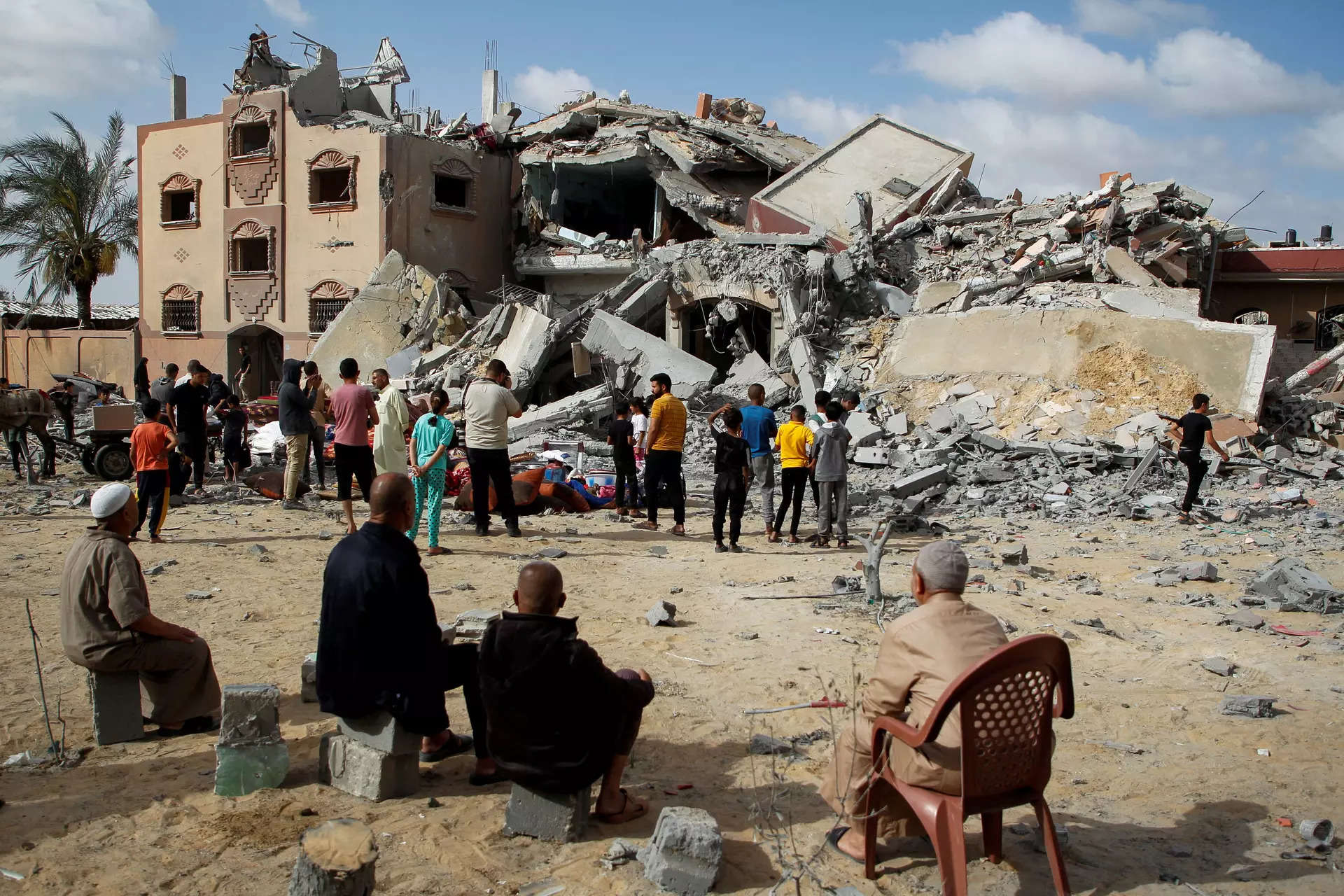 israeli forces seize rafah crossing in gaza