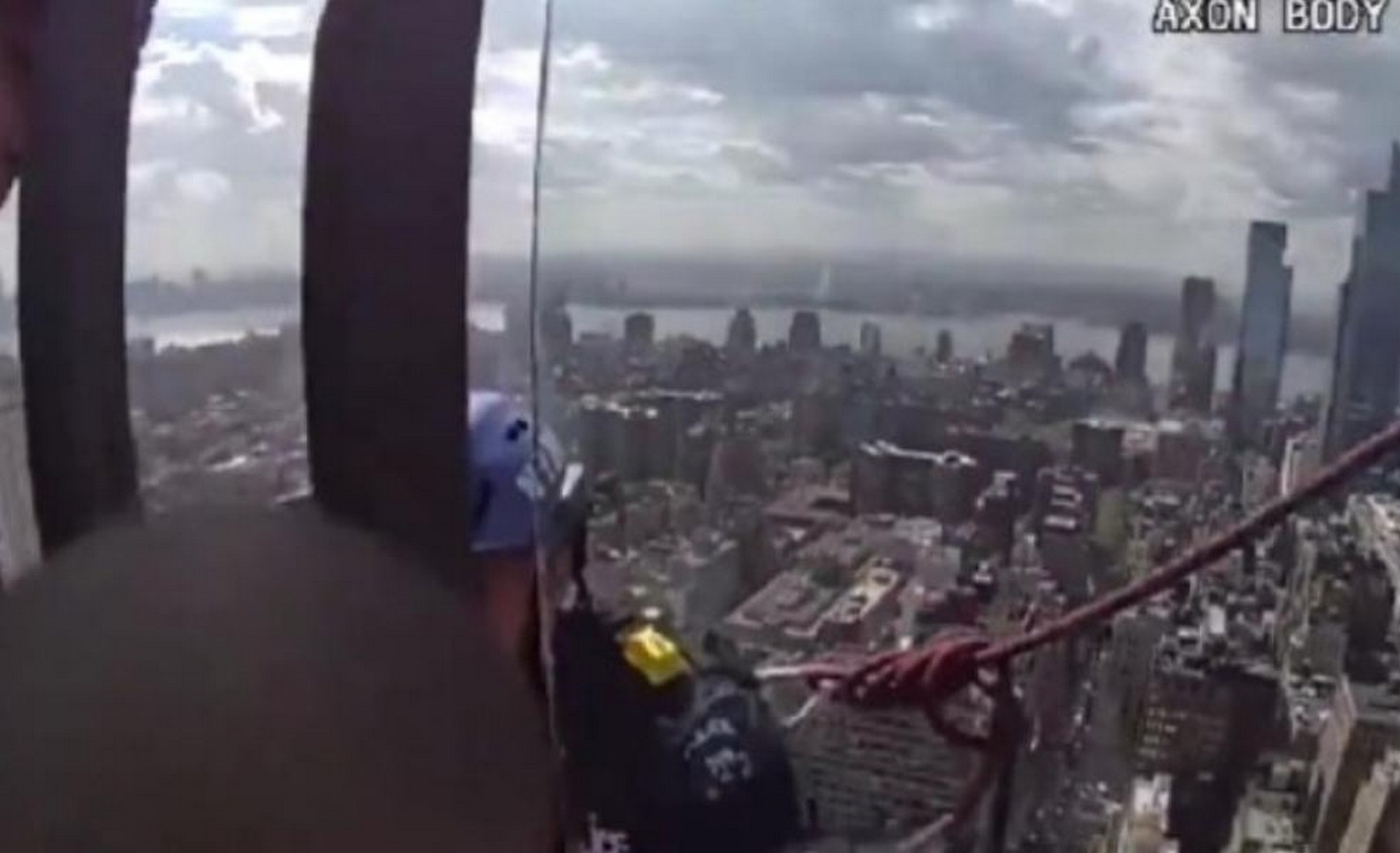νέα υόρκη: συγκλονίζει η διάσωση γυναίκας στον 54ο όροφο ουρανοξύστη - βίντεο