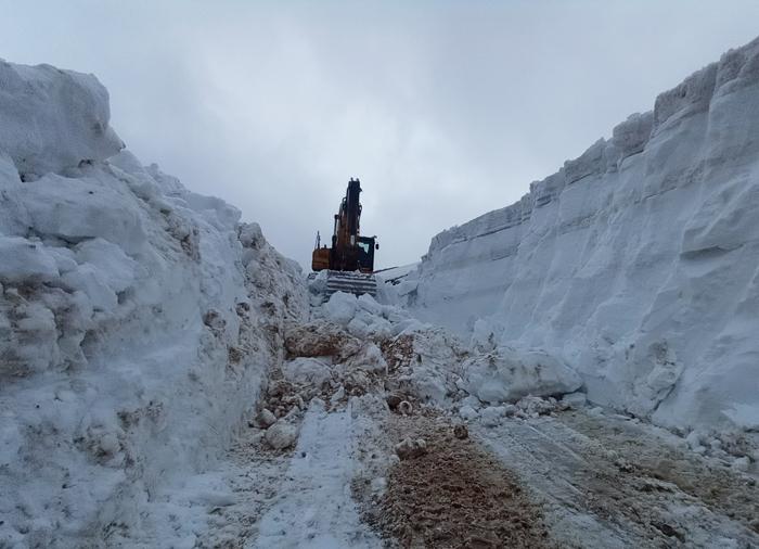 hakkari'de mayıs ayında metrelerce karla mücadele sürüyor