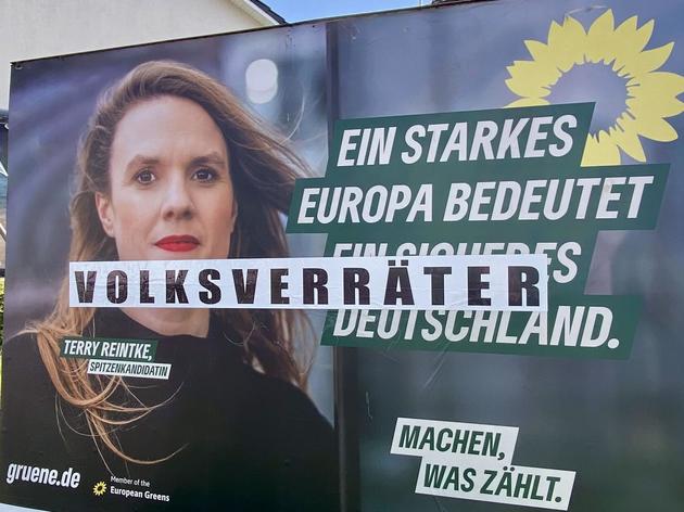 „volksverräter“: unbekannte bekleben europawahl-plakate von spd und grüne