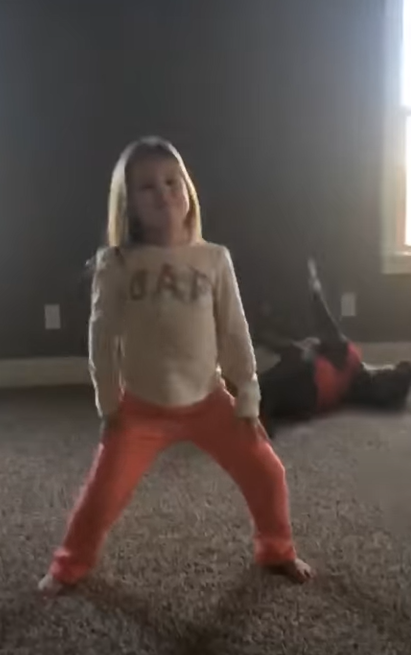dziewczynka tańczy w pokoju, kiedy nagle pojawia się pitbull... (video)