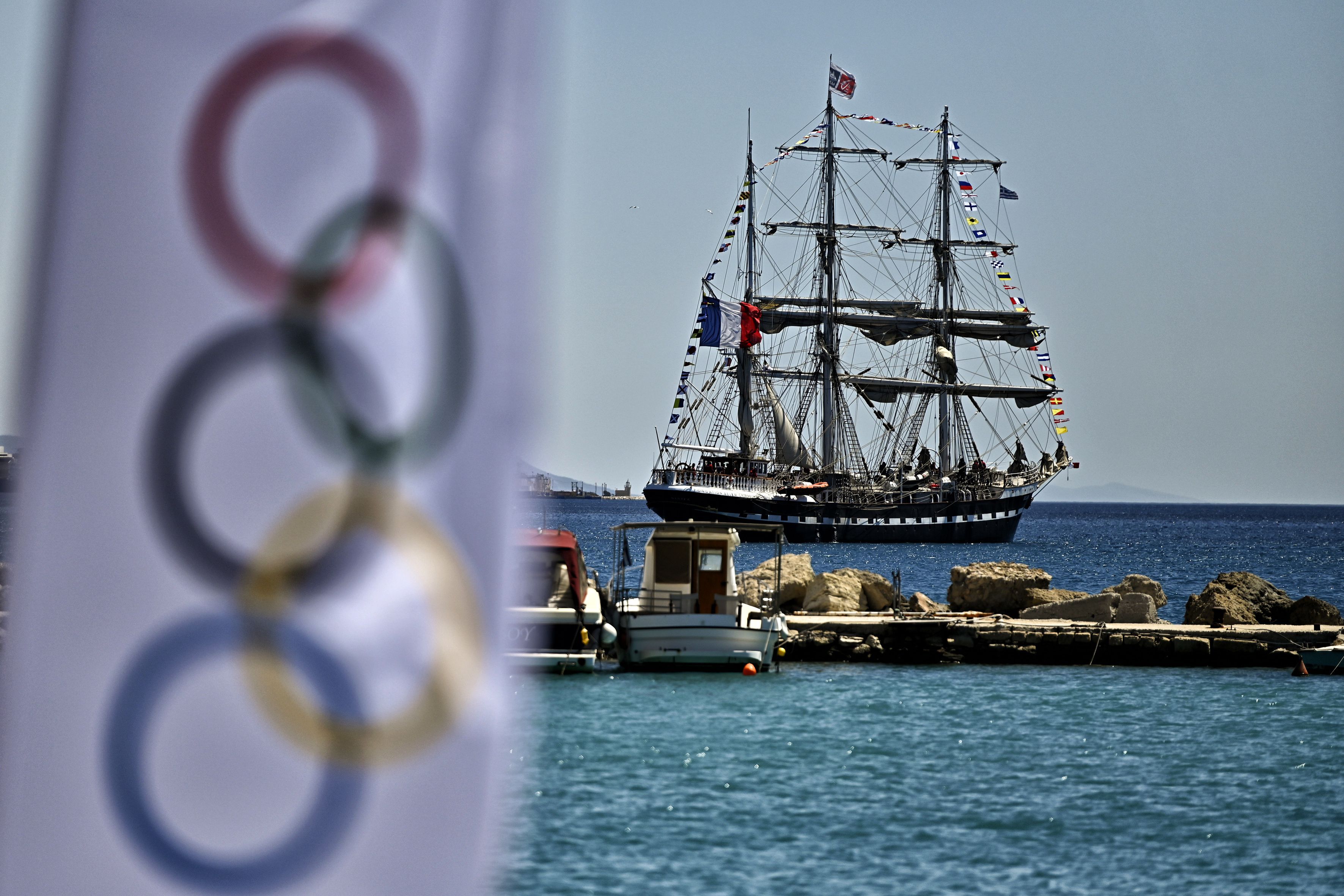 así es el belem, el velero con más de 120 años que transporta la llama olímpica hasta francia