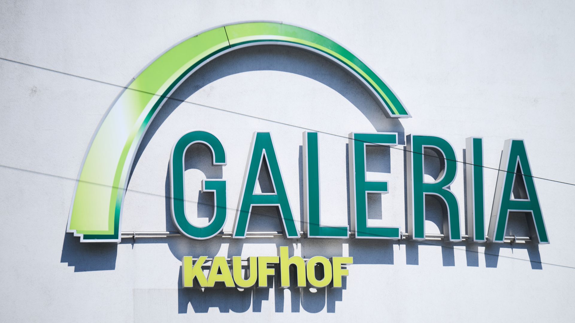 galeria karstadt kaufhof: warenhauskette plant umbenennung nach insolvenzverfahren