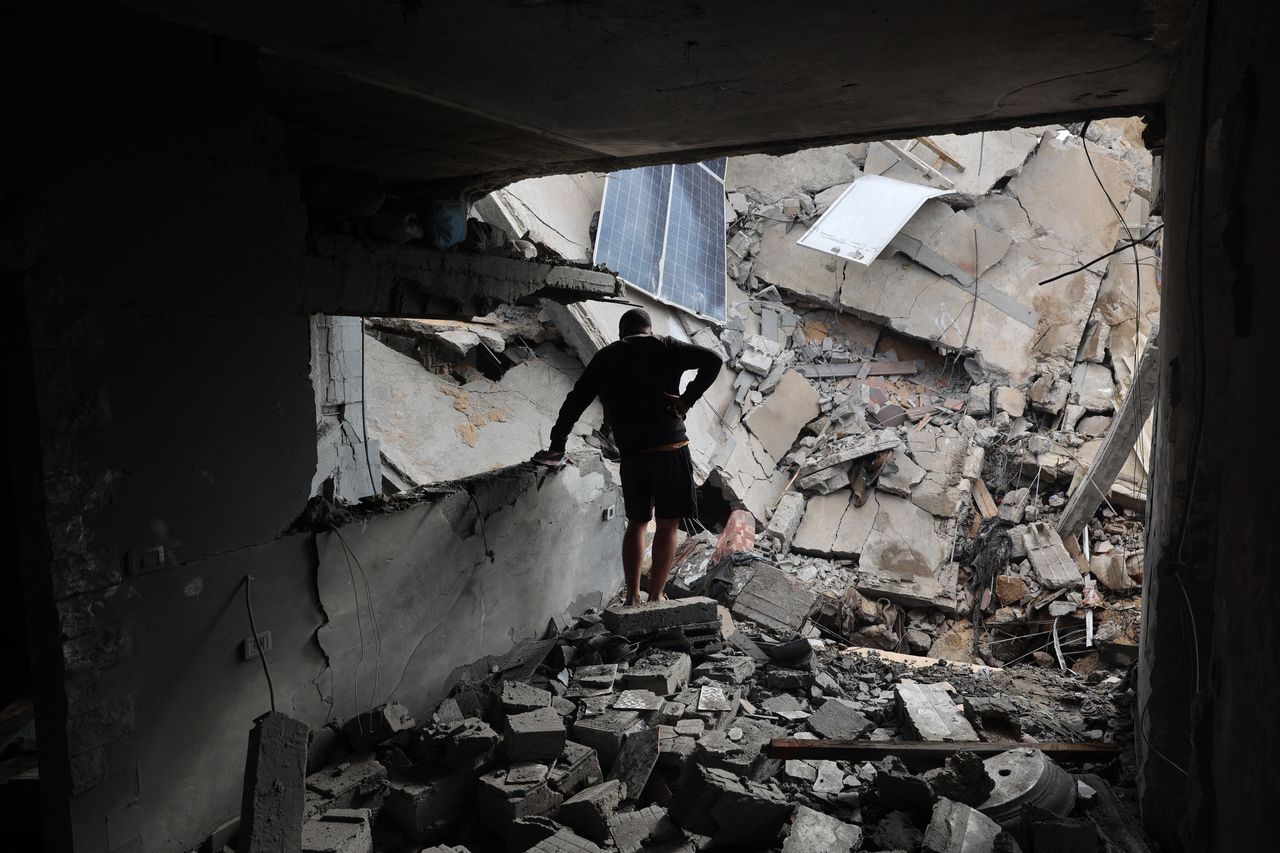 israeli forces seize key gaza crossing amid revived truce talks