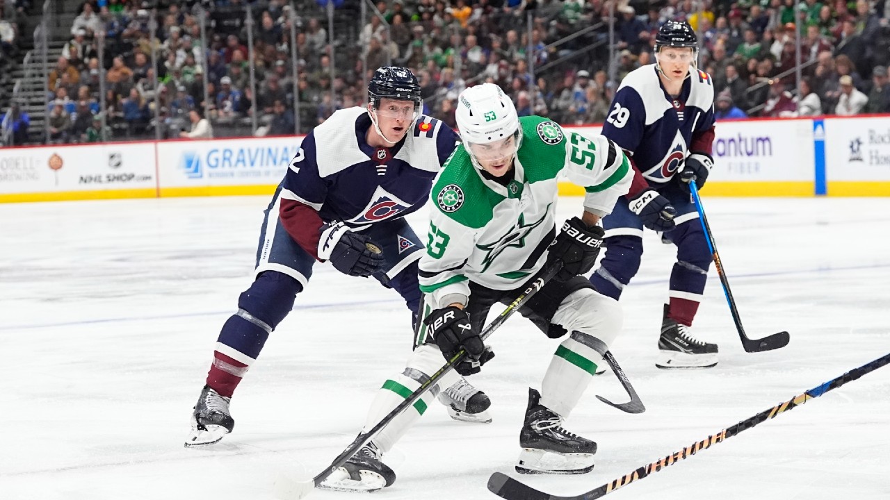 stars hold off late push from avalanche, tie series at 1-1
