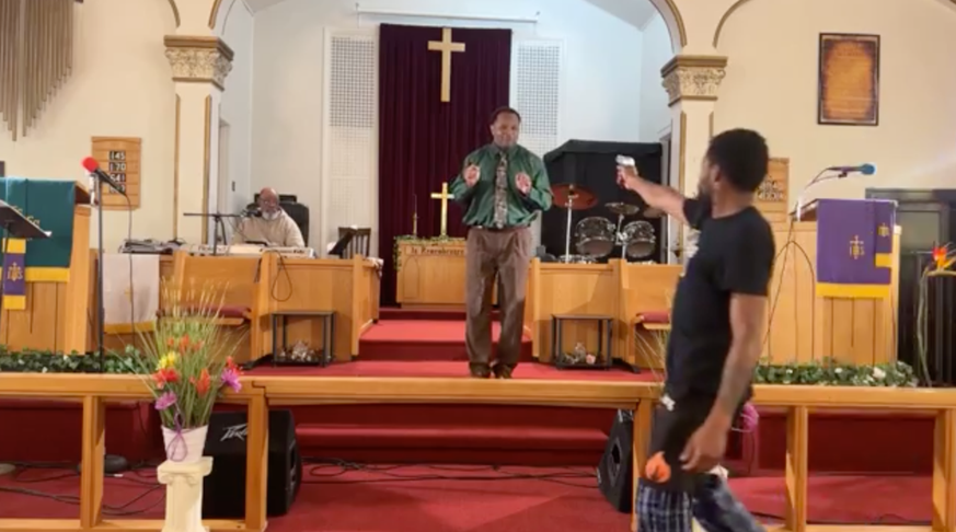 mann will während predigt auf pastor schiessen – dann passiert das unerwartete