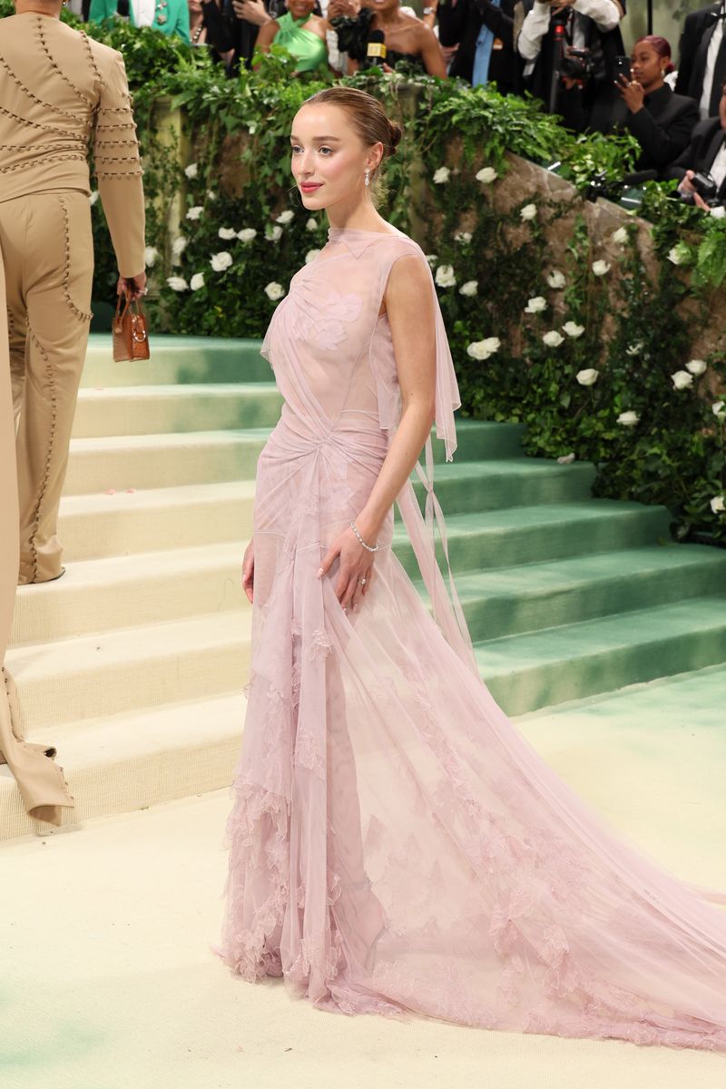 all the details of phoebe dynevor's ethereal gleam make-up at the met gala