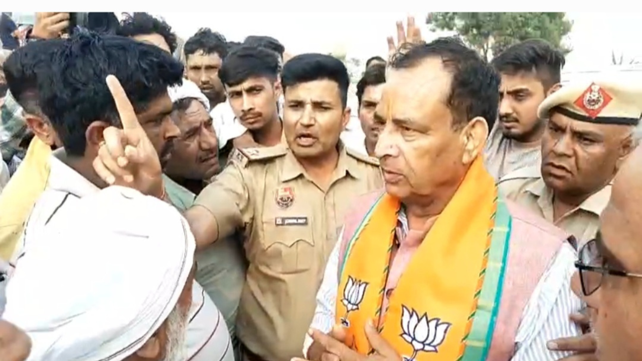 farmers show black flags to sonipat bjp candidate, police intervenes