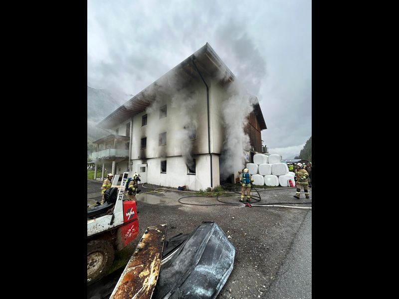 garage von bauernhof in pfunds stand in flammen: gebäude vorerst gesperrt