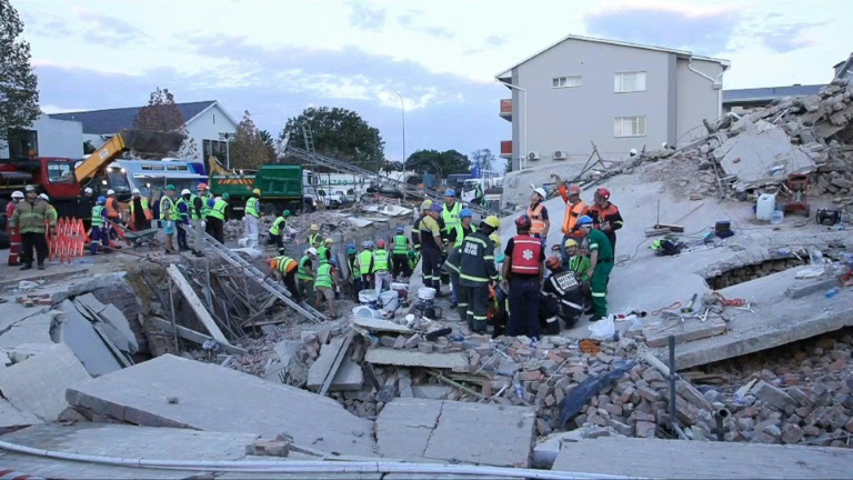 afrique du sud: sept morts, une quarantaine d'ouvriers piégés sous un immeuble effondré