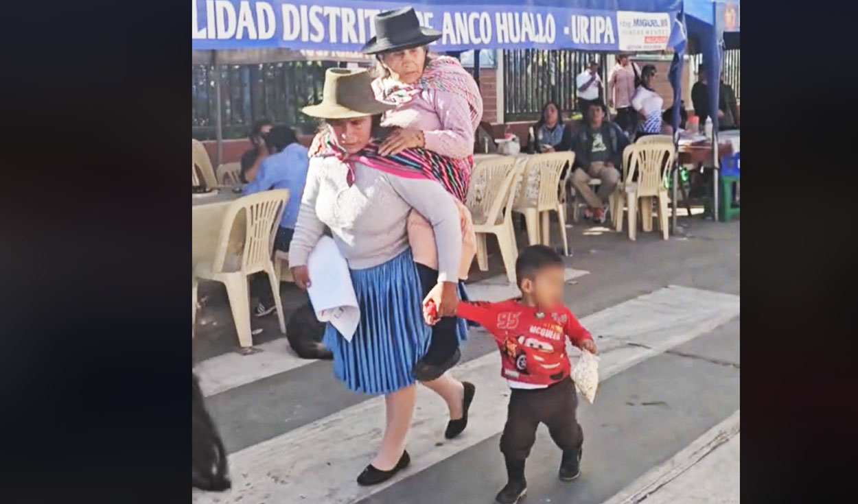 peruana cargó en la espalda a su madre y conmovedora escena es viral: “ahora me toca a mí cuidarte, mamá”