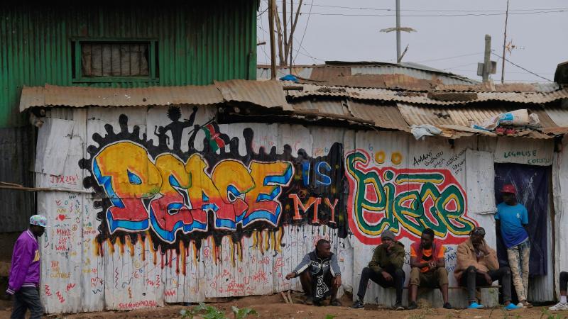 kenya : un immeuble s’effondre à nairobi, quatre personnes coincées dont trois enfants