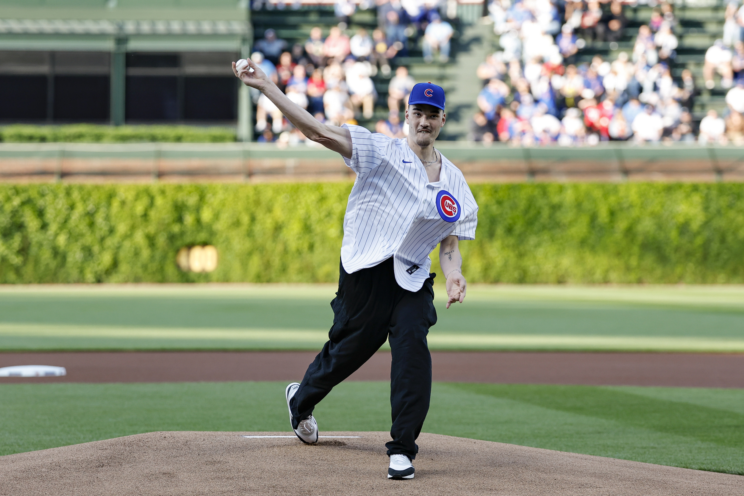 watch: zach edey bombs his ceremonial first pitch before cubs game