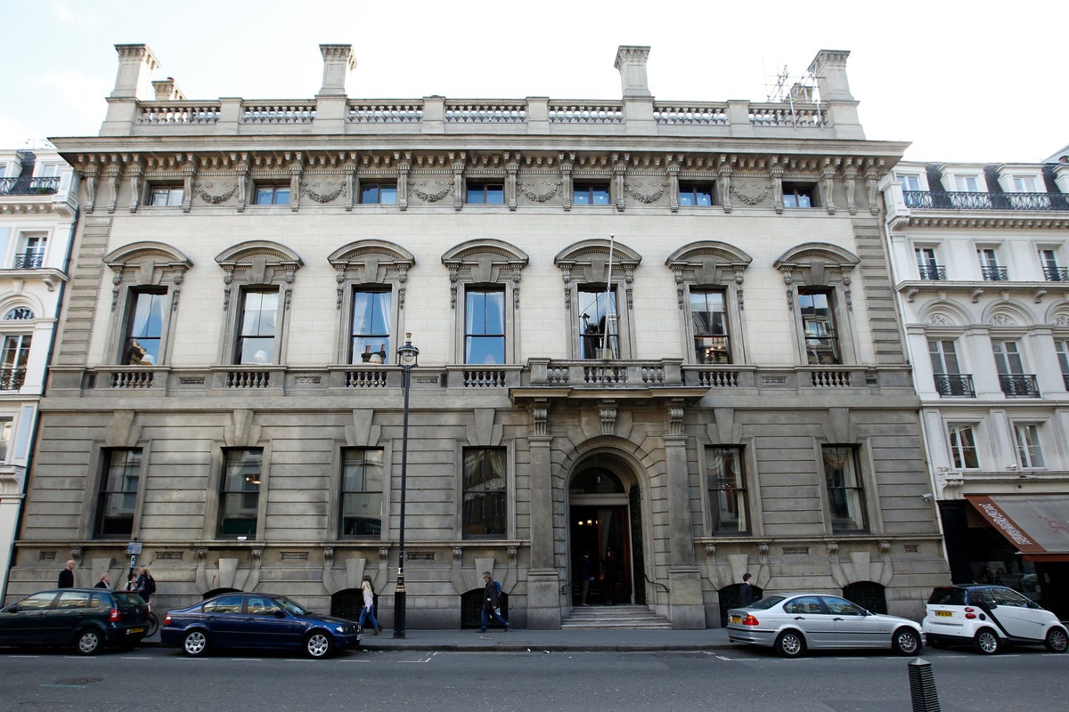 garrick club ‘votes to accept female members’
