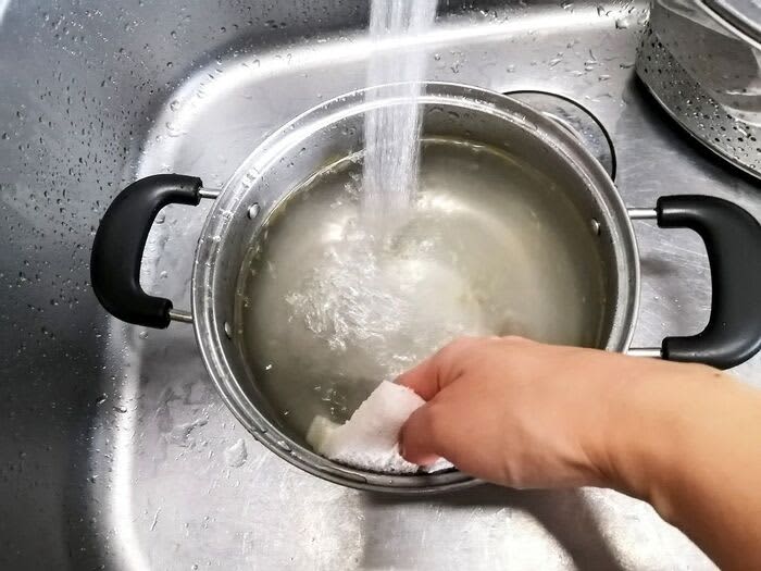 油ギトギトのカレー鍋、汚れがベロンとはがれて洗うのがラクになる裏ワザ