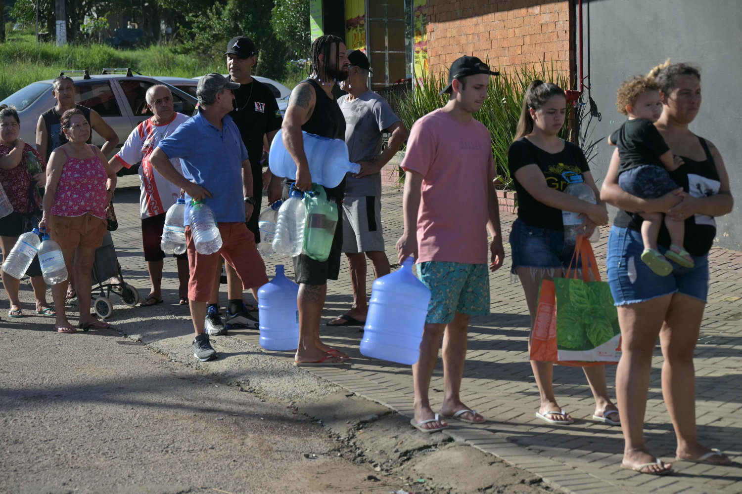 brasilianere stiller sig i kø til rent vand i porto alegre