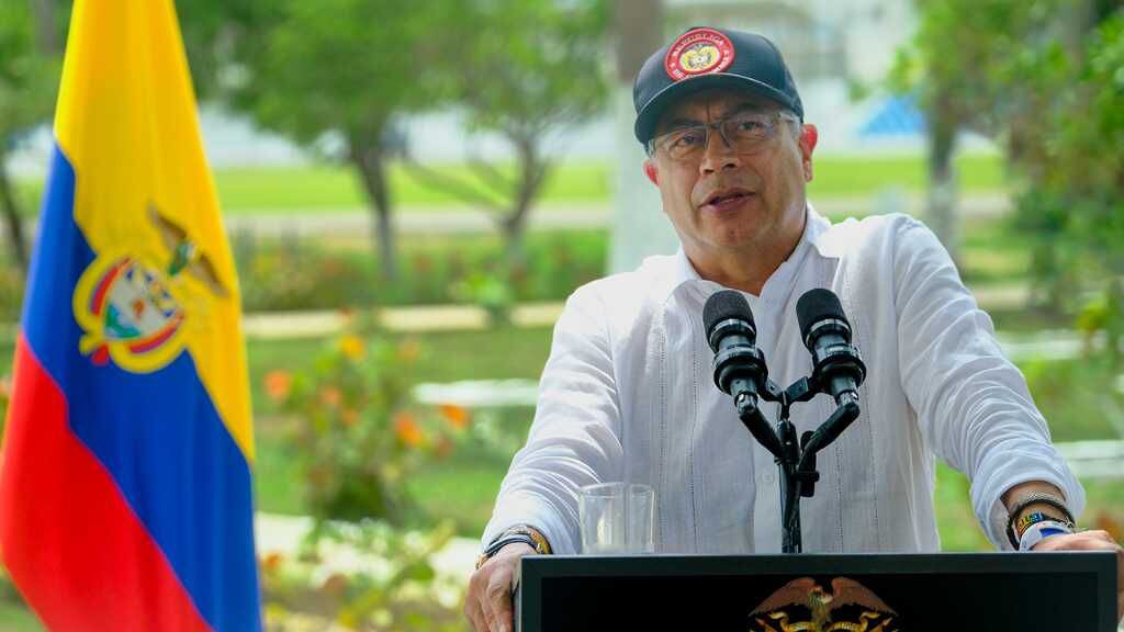 petro dice que “la democracia entra en emergencia” y habla de “golpe de estado en colombia”; citó a reunión al pacto histórico