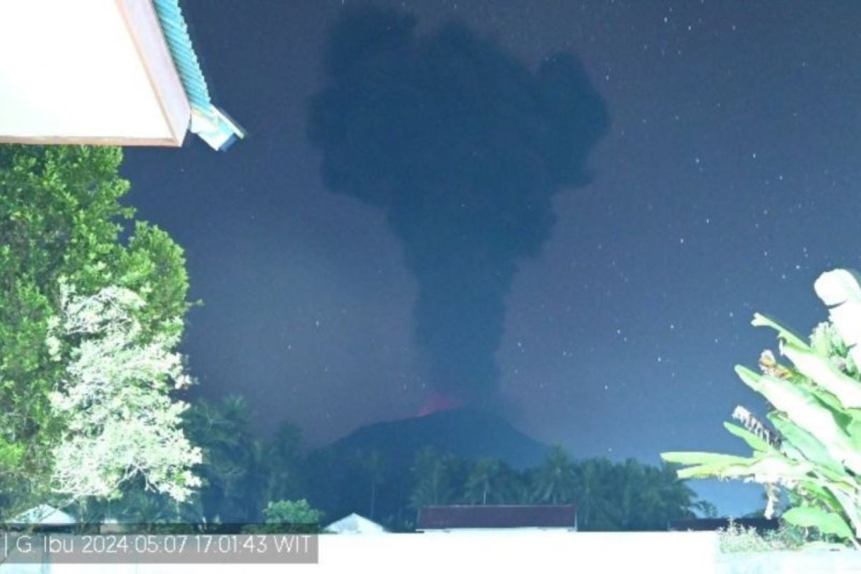 gunung ibu di halmahera erupsi, abu melambung sampai 2.000 meter