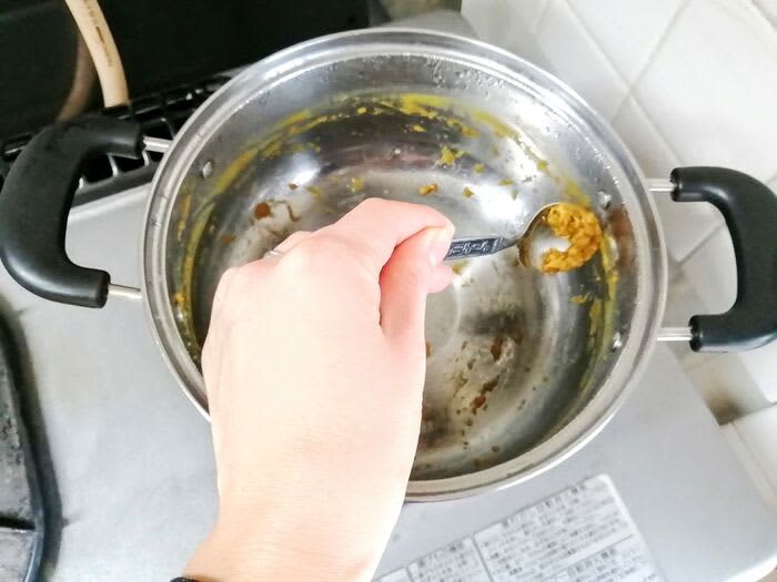 油ギトギトのカレー鍋、汚れがベロンとはがれて洗うのがラクになる裏ワザ