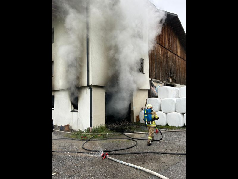 garage von bauernhof in pfunds stand in flammen: gebäude vorerst gesperrt
