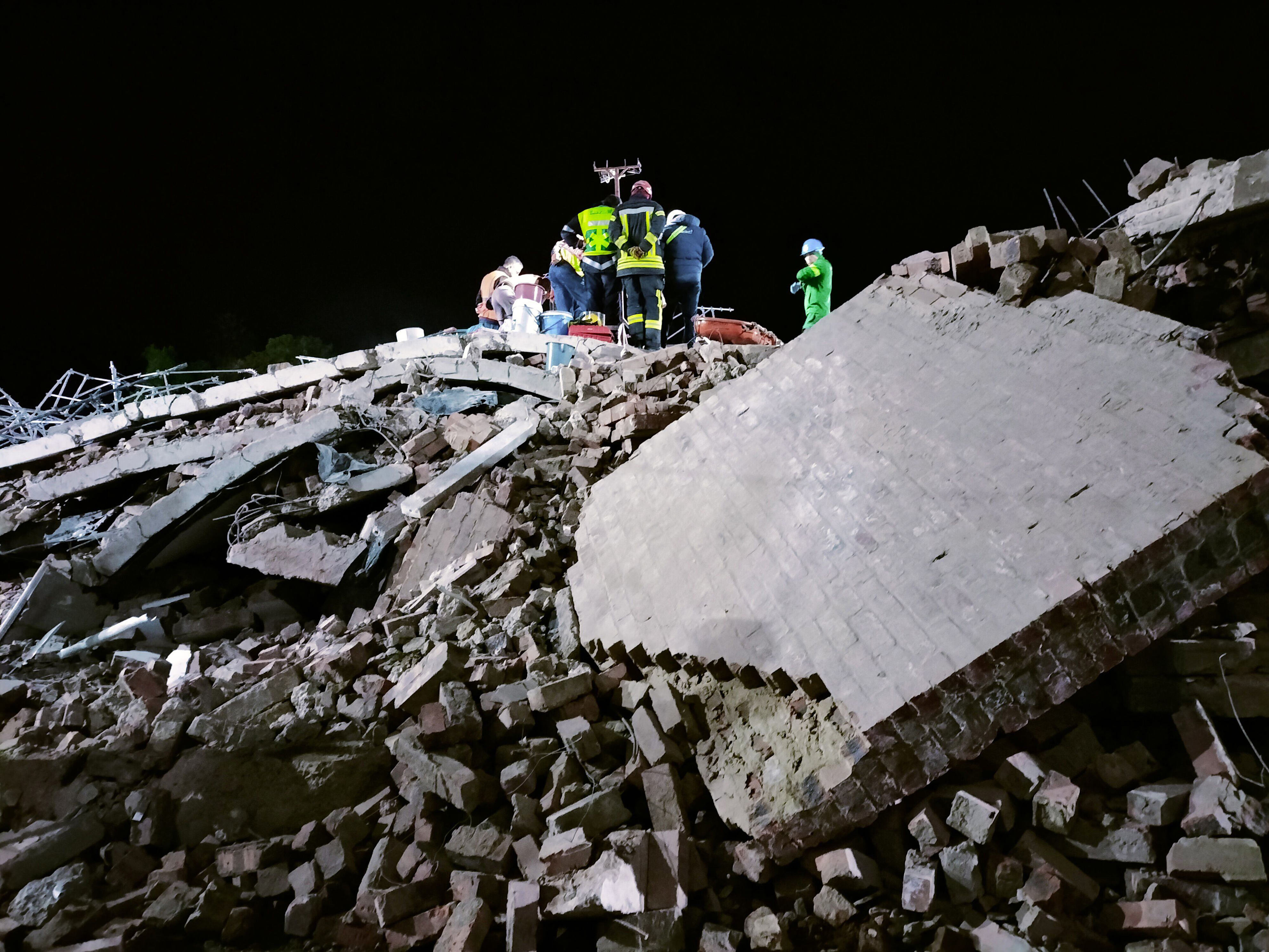 seis muertos y 50 desaparecidos por el derrumbe de un edificio en sudáfrica