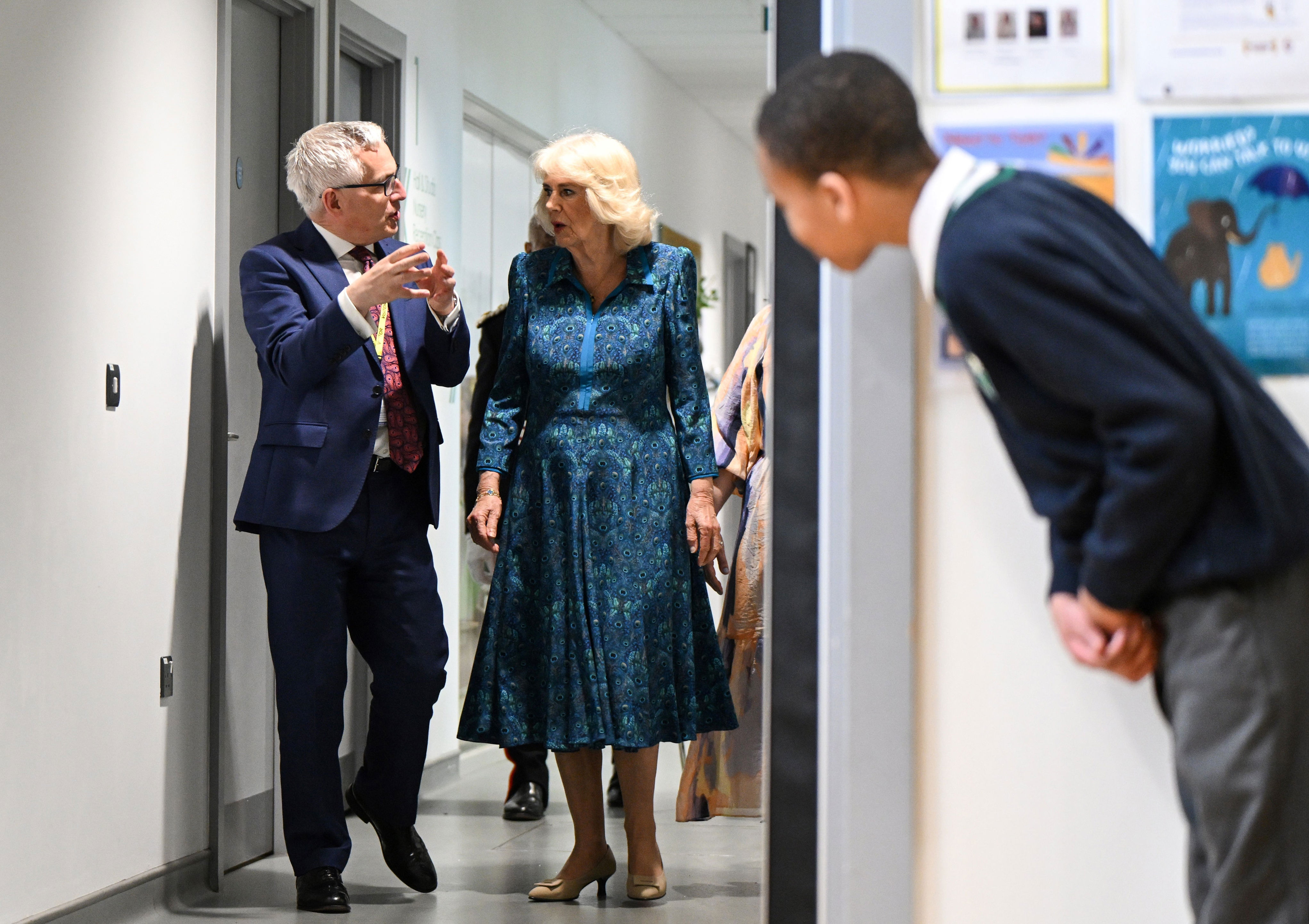 queen tells children ‘the more books you read, the more you’re going to learn’ as she opens new school library