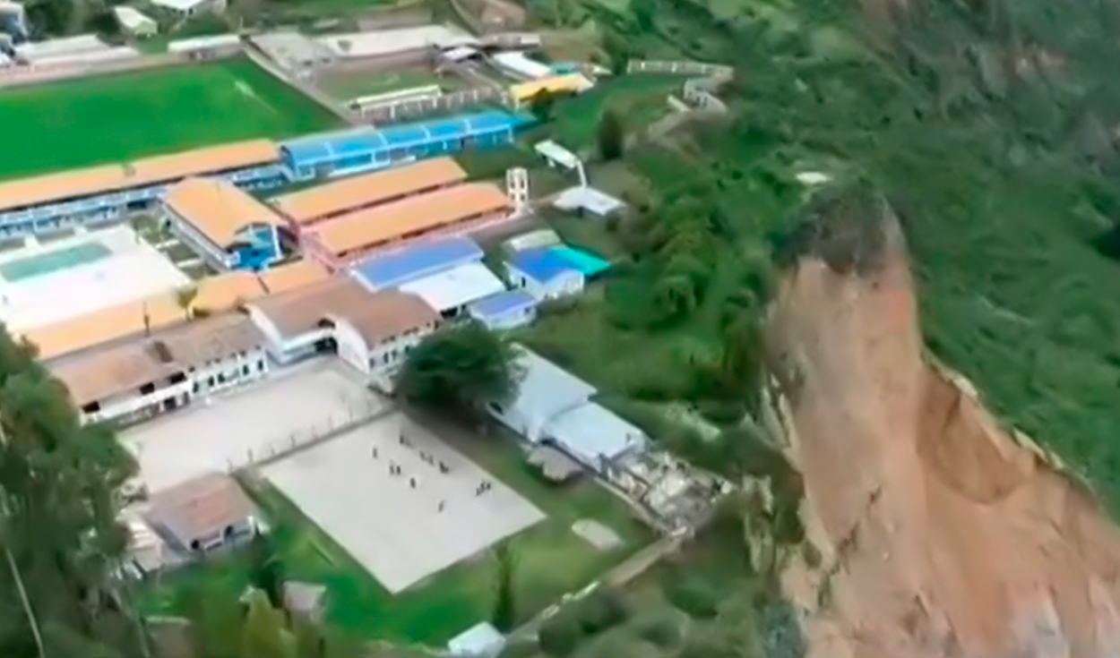 ayacucho: colegio colapsa y cae al abismo tras crecida del río por fuertes lluvias