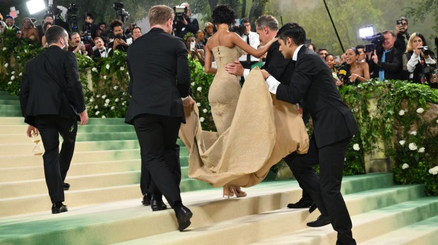 met gala 2024: el video viral de tyla subiendo las escaleras debido a su insólito vestido