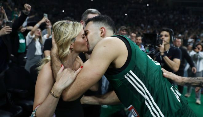 παναθηναϊκός aktor: το φιλί του κώστα σλούκα στη σύζυγό του μετά την πρόκριση στο final four