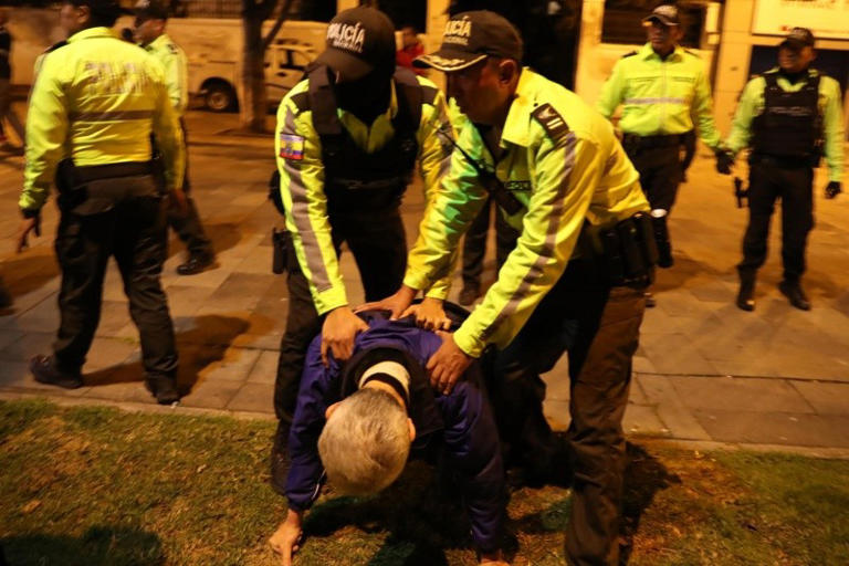 Foto: EFE. Momento de la irrupción de policías de Ecuador a la Embajada de México.