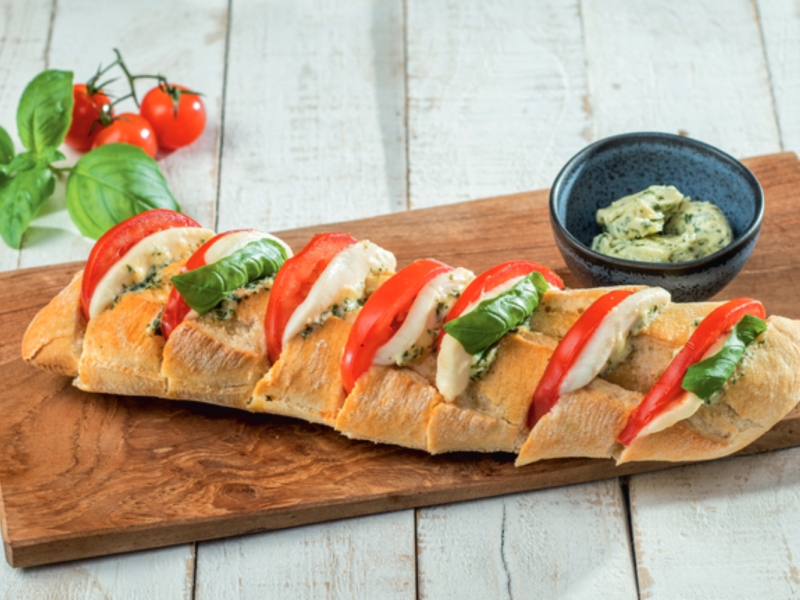 Schnelles Knusper-Rezept: Pizza Baguette Caprese mit Kräuterbutter