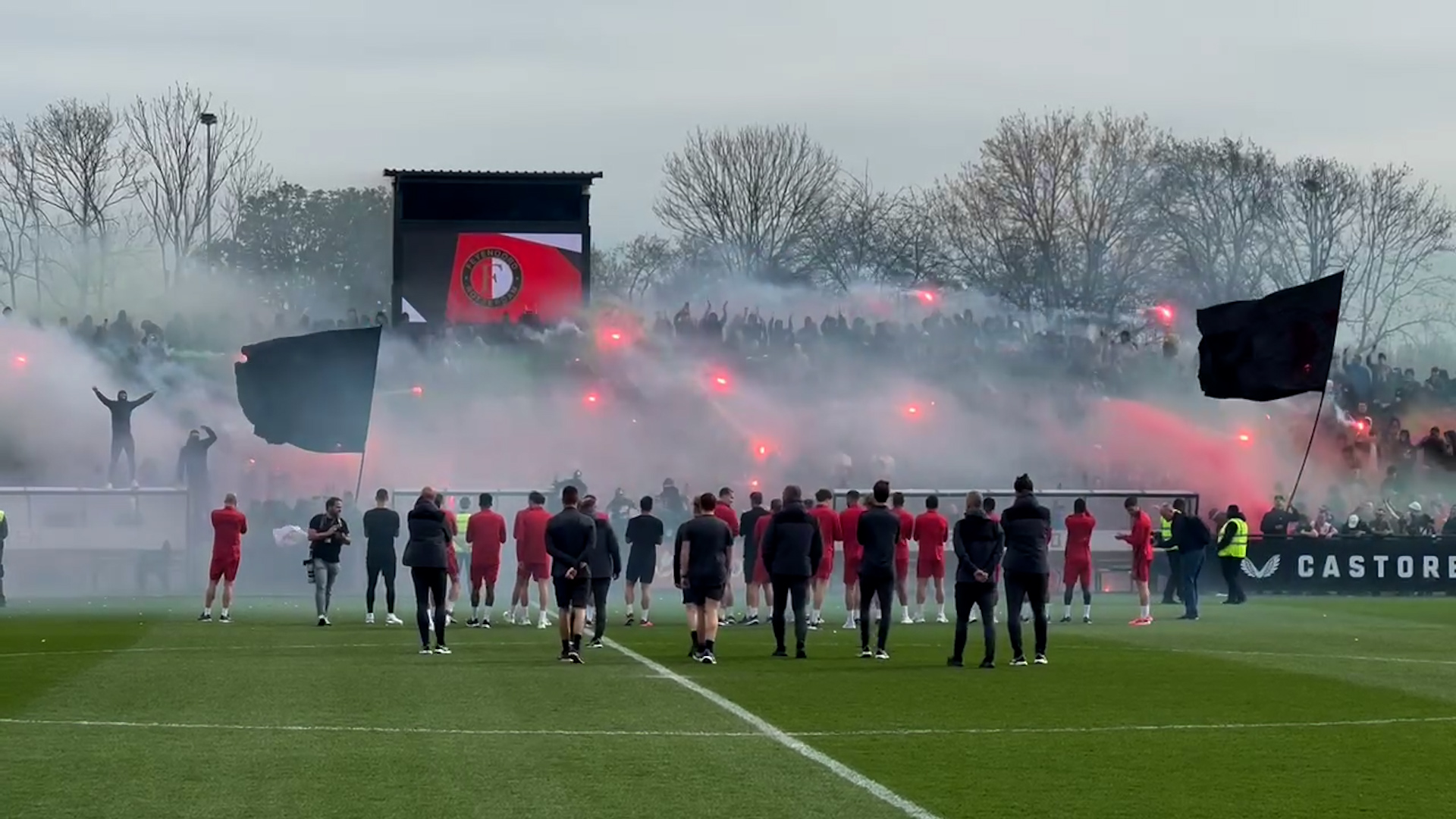 Gruwelijke Beelden: Legioen Zweept Feyenoord-selectie Op Voor Klassieker