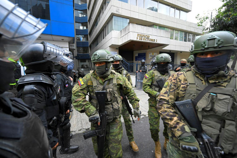 Militares e policiais destacados durante a saída do ex-vice-presidente equatoriano Jorge Glas da Promotoria em Quito, em 6 de abril de 2024