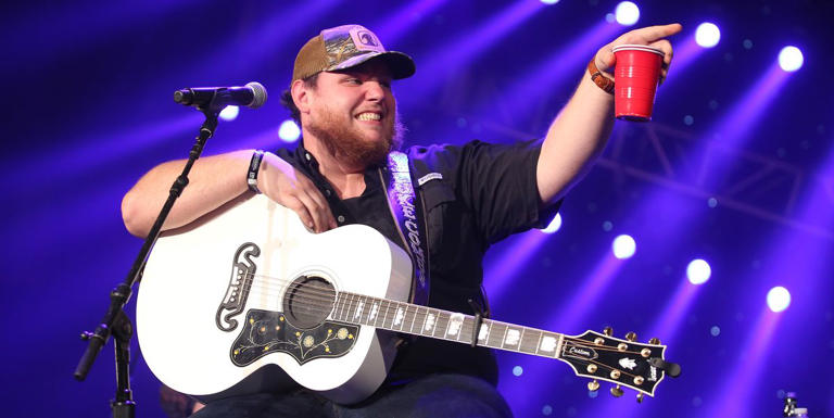 Luke Combs pranks fans with a setlist containing only 'Fast Car' ahead of his 'Growing Up and Gettin' Old Tour'.