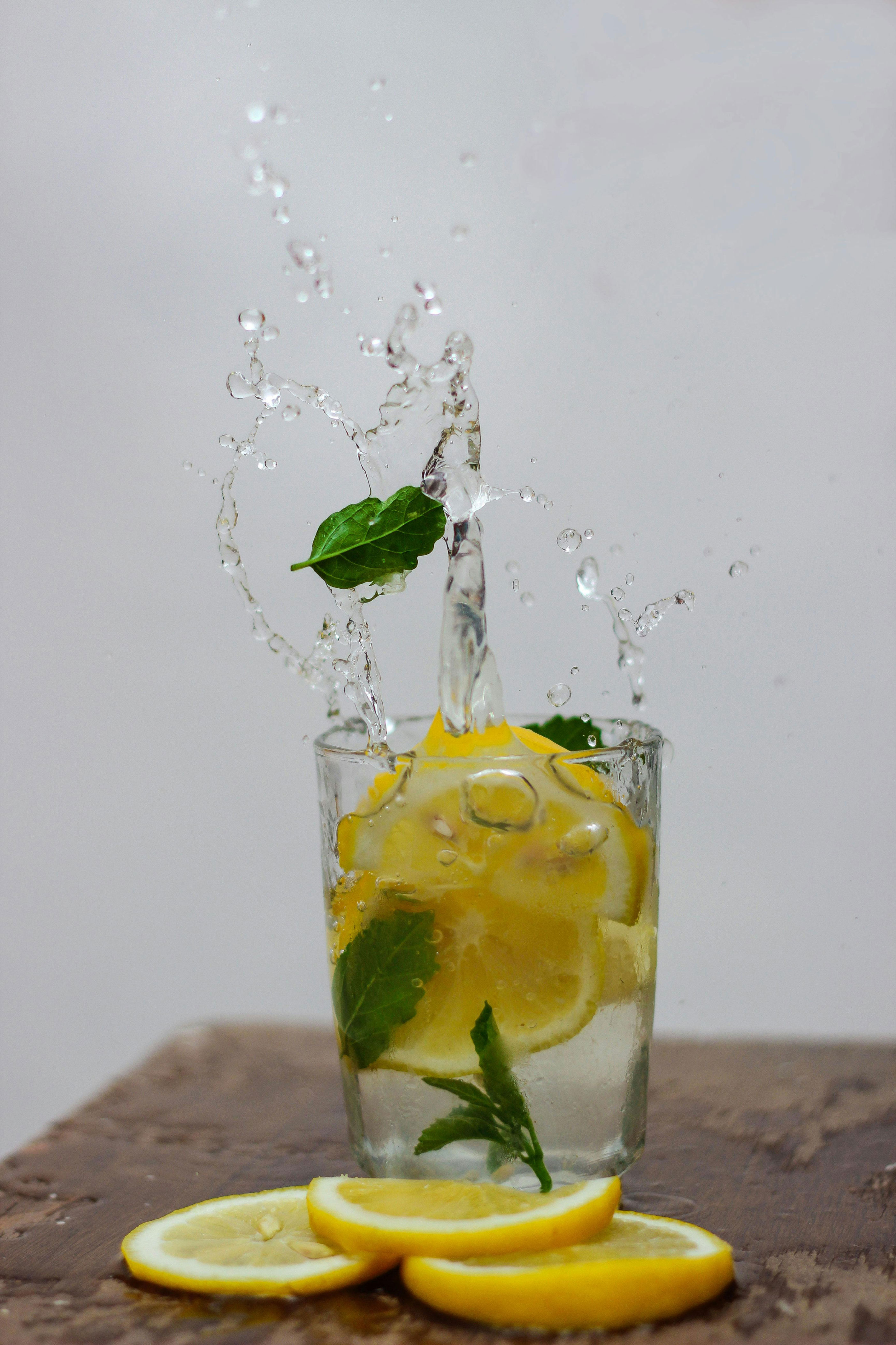 a citromos víz 6 áldásos hatása, amiért érdemes fogyasztanod: a súlycsökkentés mellett másban is segítségedre lehet