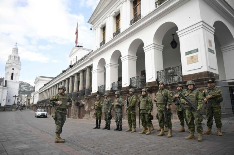 Des soldats montent la garde devant le palais présidentiel de Carondelet, dans le centre de Quito, le 10 janvier 2024. Photo d’illustration.