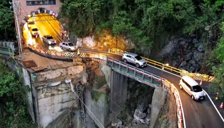 台湾東部・花蓮の山間部に架かる日本統治時代に建設された橋。地震で崩落した橋（手前）の代わりに補強され、小型車が通行できるようになった（王国材台湾交通部長のフェイスブックから、共同）